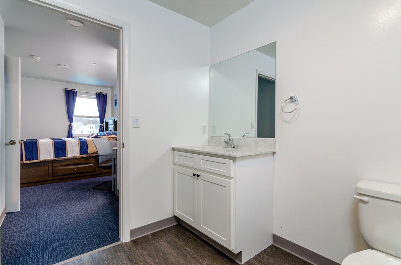 Modern appliances 3 bedroom luxury apartment